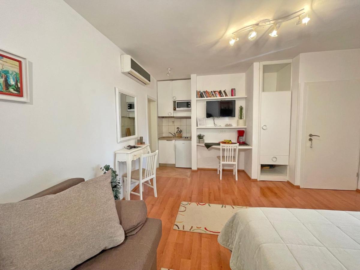Studio Apartments Andrijana 米利尼 外观 照片